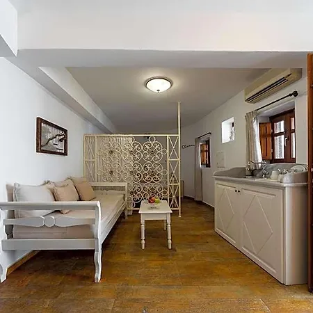 Smaro Apartmanhotel 4*