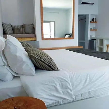 Smaro Aparthotel 4*