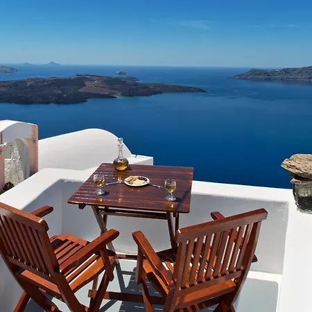 מלון דירות Smaro 4*