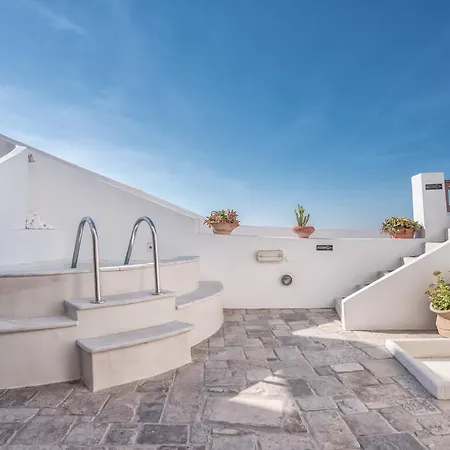 מלון דירות Smaro 4*